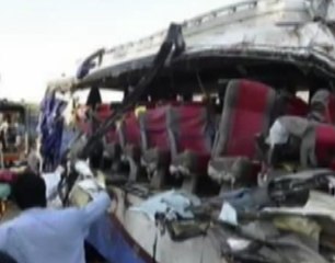 下载视频: 26 muertos y 50 heridos en accidente de autobús en Pakistán