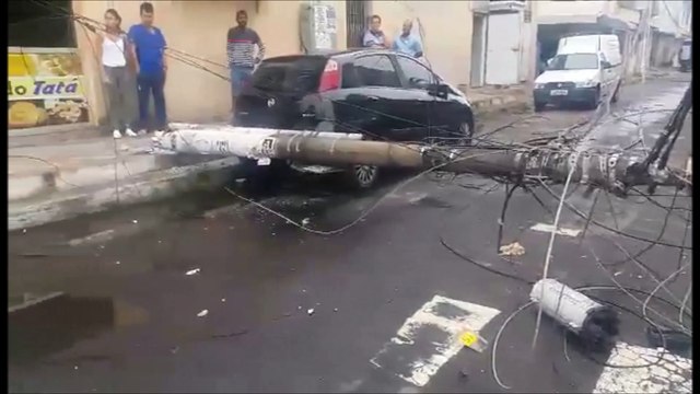 Caminhão arrasta fios e derruba postes em Vila Velha