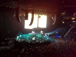 Video herunterladen: Muse - Feeling Good, O2 World, Berlin, Germany  10/29/2009