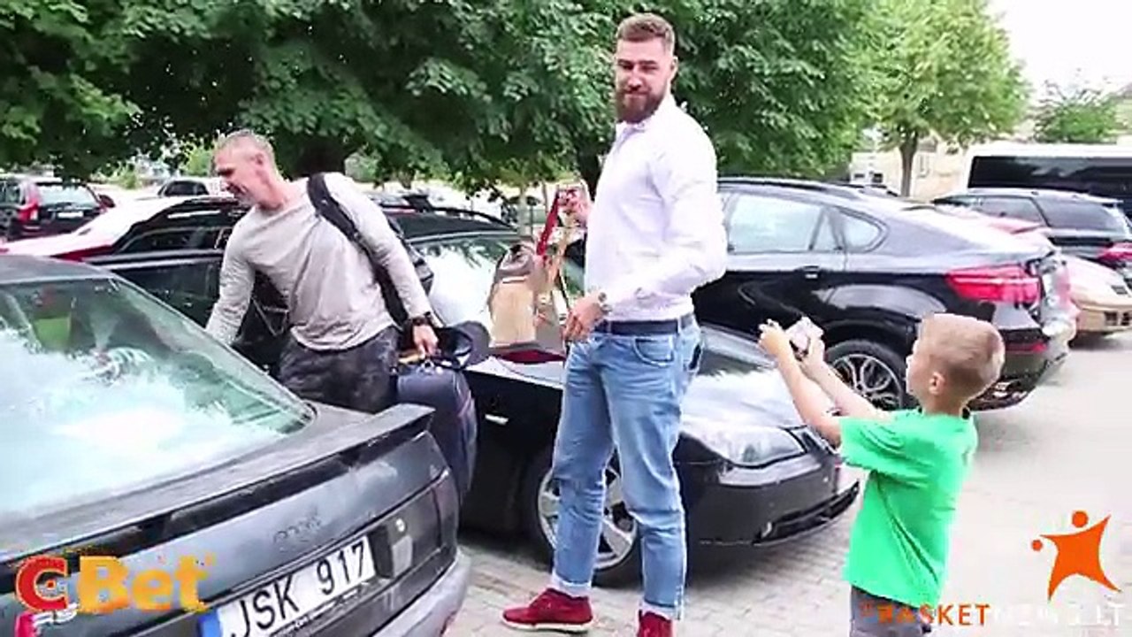 Ovaj košarkaš zarađuje milione a Vi sigurno vozite skuplji automobil od njega