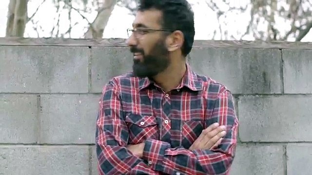 Čovjek je udomio napuštenog starog psa. Jedan dan dok su šetali, zaustavio se da nešto kaže njegovom vlasniku