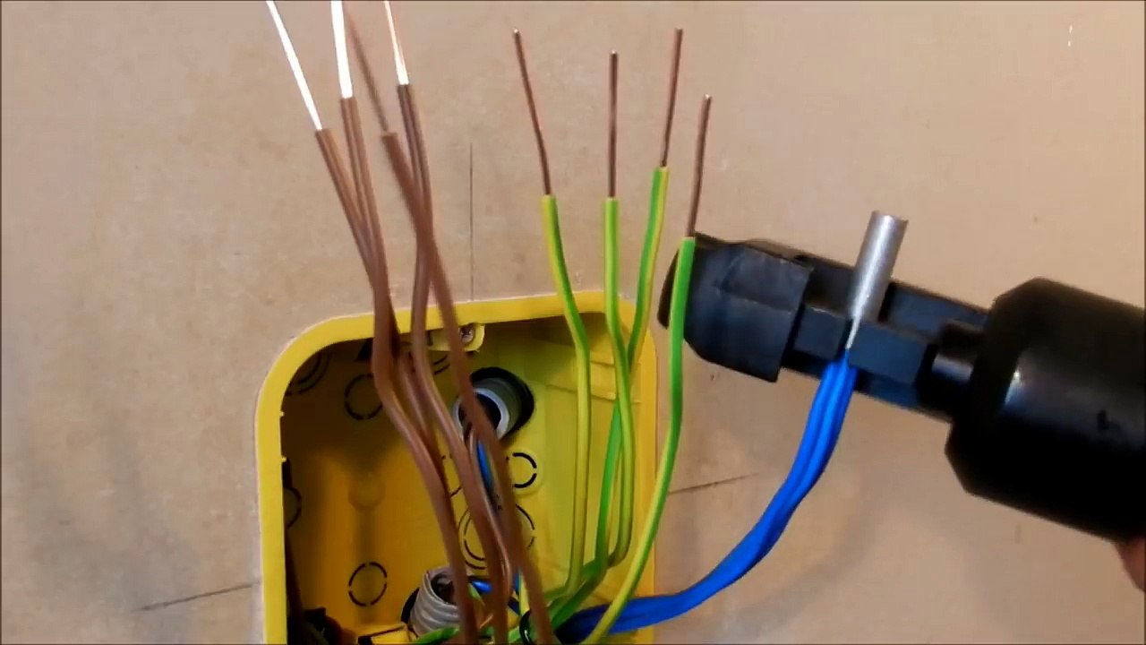 Опрессовка проводов в распределительной коробке. Crimping of the wires in the junction box
