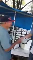 81 anos de idade o idoso não pode vender um caldo de cana. Um cidadão se revolta.