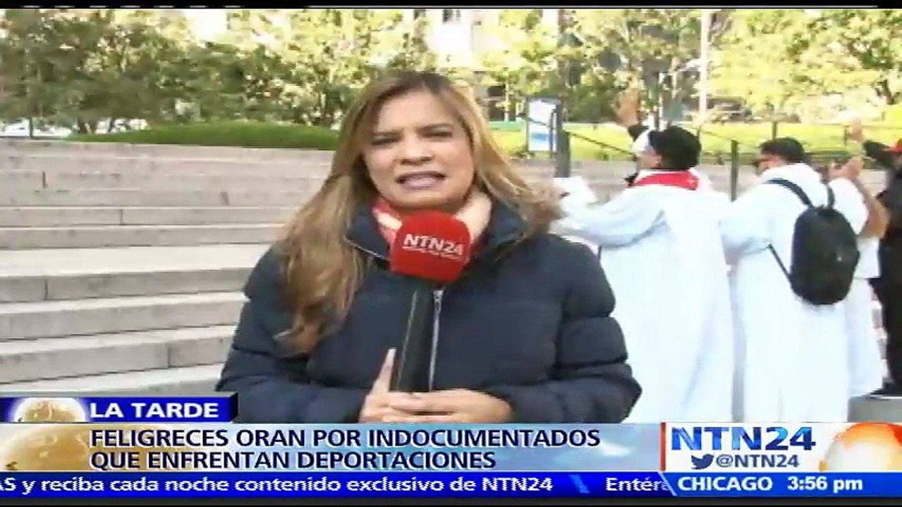 Feligreses oran frente a la Corte de Inmigración y Aduanas de Nueva York por indocumentados que enfrentan deportaciones