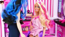 Historias con Muñecas en el Salon de Belleza - Con Barbie Elsa Ariel Rapunzel Evie- Juguetes de Titi