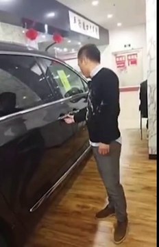 Quand un vendeur de voitures essaie le système de sécurité dune porte coulissante