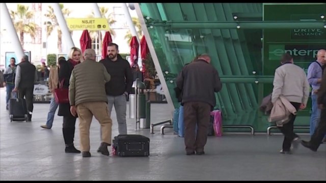 ANOMALITE NE TRANSPORTIN AJROR NE SHQIPERI,ÇMIME SHUME TE LARTA DHE SOROLLATJE PER PASAGJERET LAJM