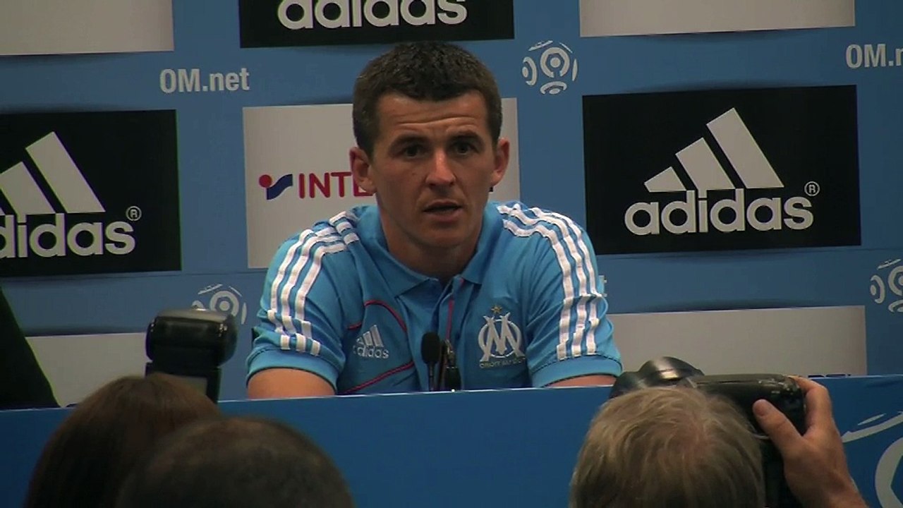 Joey Barton accueilli par une foule de journalistes lors de sa présnetation