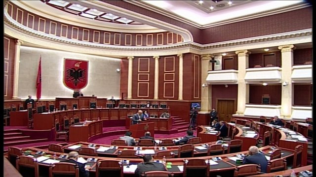 MIRATOHET ME 63 VOTA LIGJI PER IMPORTIN E MBETJEVE,RAMA E BERISHA PERPLASJE TE FORTA NE KUVEND LAJM