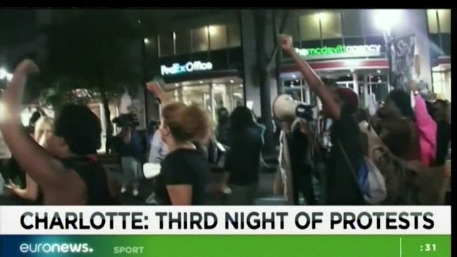 NUK NDALEN PROTESTAT NE SHBA,DY POLICE TE PLAGOSUR NGA PERPLASJET ME PROTESTUESIT NE CHARLOTTE LAJM