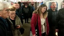 Ankara ve İstanbul metrosunda vatandaşlardan saygı duruşu