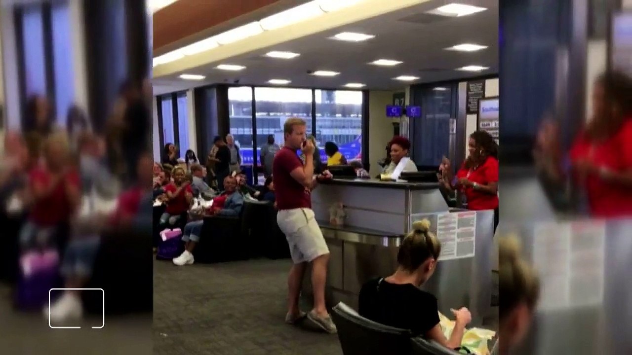 Passenger Sings Karaoke During Delays at Airport Gate-Pm8TYdeooR0