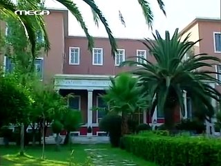 01. Κάτι τρέχει με τους δίπλα S01 E01