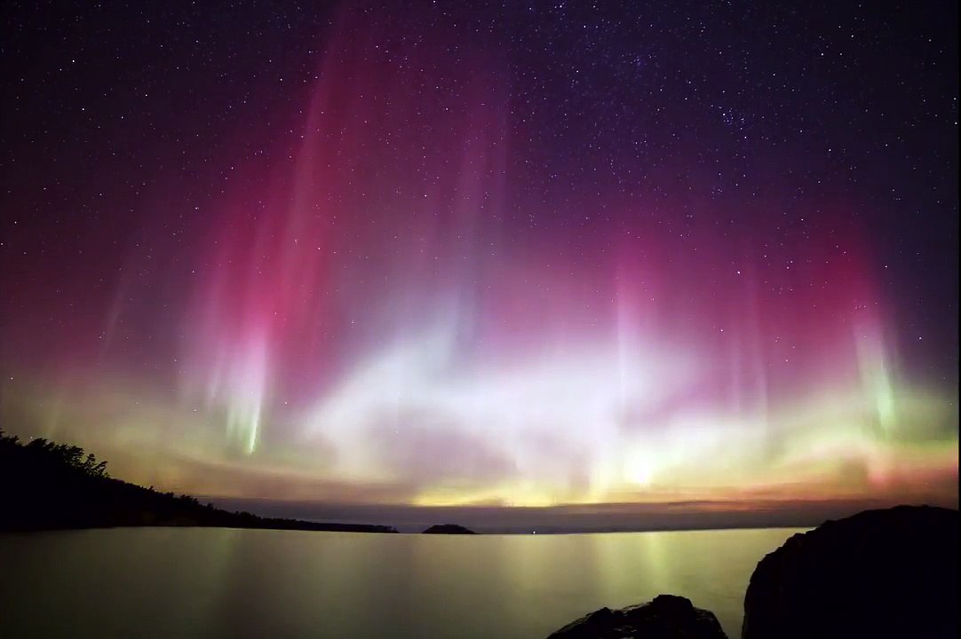 Magnifiques Aurores Boréales filmées au-dessus d'un lac dans le Michigan en Timelapse !