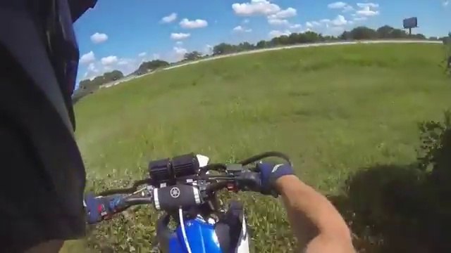 Atterrir hors du circuit en sautant en Motocross ! Beaucoup de chance pour ce pilote...