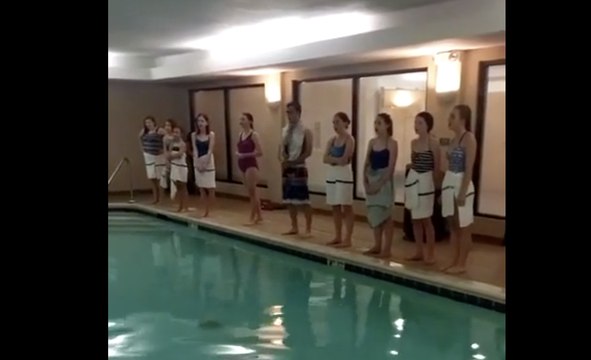 Divin : les chants d'une chorale au bord d'une piscine de leur hôtel !