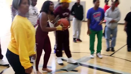 Download Video: Panier de basket du milieu de terrain elle gagne 150$ donnés par le directeur du lycée à l'entraînement !