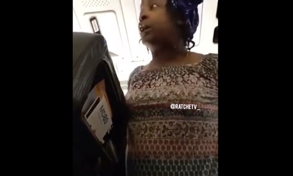 Elle devient folle parce qu'un bébé l'a réveillée dans l'avion !