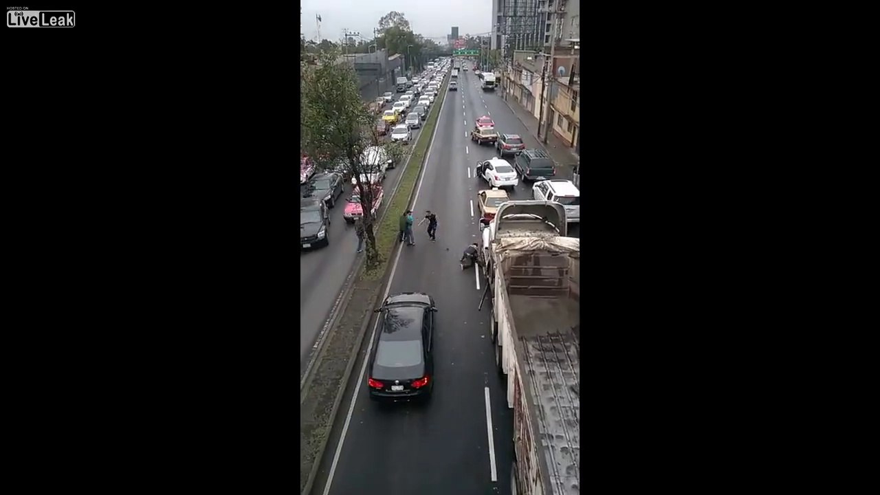 Embrouille entre chauffeurs de taxis et camion : ça rigole pas en Russie !