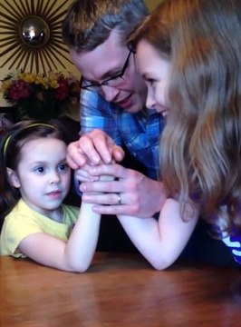 Cette fillette donne tout pendant un bras de fer endiablé... Adorable