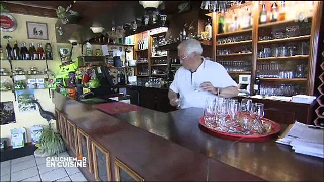 Dans Cauchemar en cuisine , la patron d'un restaurant donne des mauvaises cartes à tous les clients ! Regardez