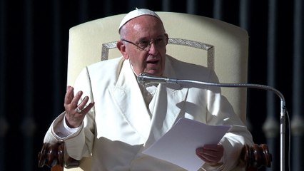 "Posez ces téléphones !" demande le pape à ses fidèles