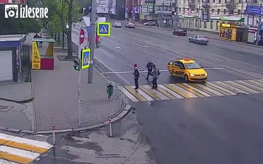 Gençlerin dayak yemesine seyirci kalmayan yiğit delikanlılar