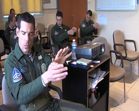 Les pilotes de la PAF en pleine musique .