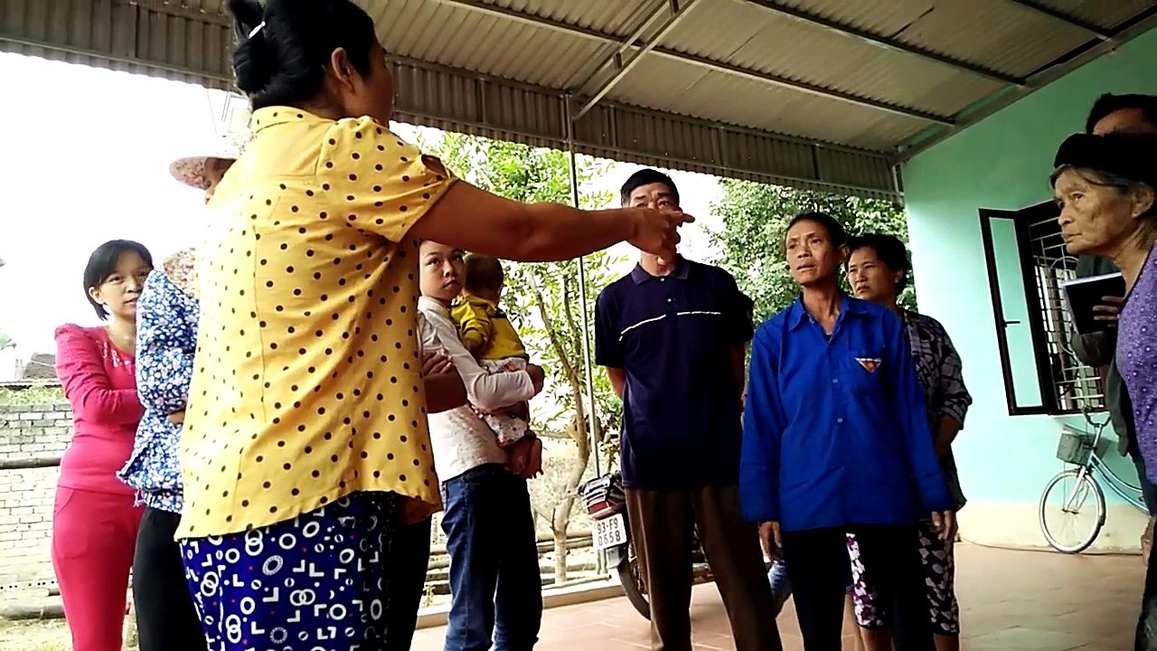 Bức xúc vì bí thư, trưởng thôn trao quà hỗ trợ lũ lụt cho vợ