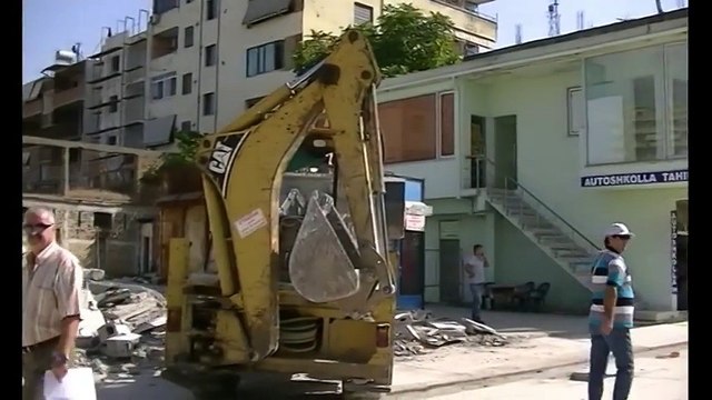 NIS AKSIONI PER PEDONALEN NE FIER,RRAFSHOHEN 30 OBJEKETE QE ISHIN NDERTUAR PA LEJE LAJM