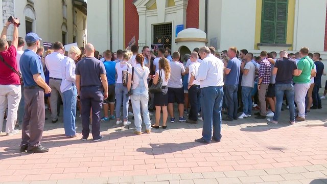 PARTIA DEMOKRATIKE PROTESTE PARA BASHKISE SE TIRANES, AKUZA VELIAJT PER VDEKJEN E 17 VJEÇARIT NE SHA