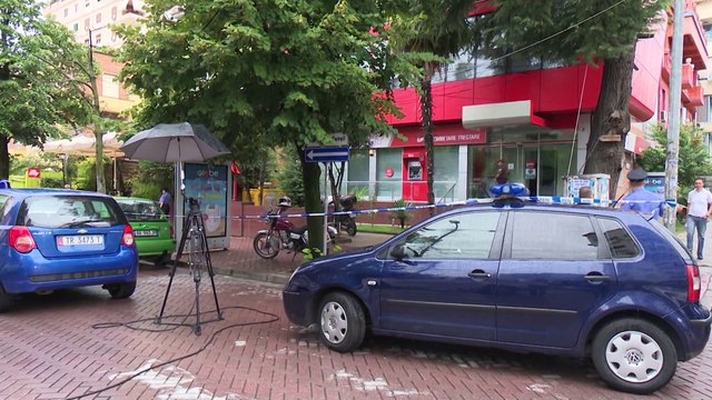 ARRESTOHEN NGA POLICIA 3 TE DYSHUAR PER GRABITJEN E BANKES NE ISH BLLOK, MES TYRE DHE DJALI I NEHAT