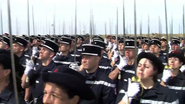 Scènes de répétition pour les pompiers sur la base aérienne d'Istres
