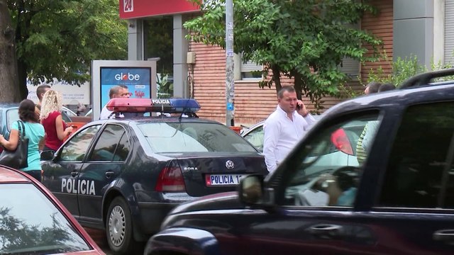 SI U ZBULUAN GRABITESIT E BANKES NE ISH BLLOK, LANE GJURME GISHTASH DHE SHPENZUAN MILIONA NE MALIN E