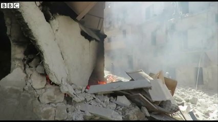 Download Video: USHTRIA E BASHAR AL ASSAD HEDH BOMBA FUÇI ME GAZ CHLORIN NE PERIFERITE E ALEPPOS LAJM