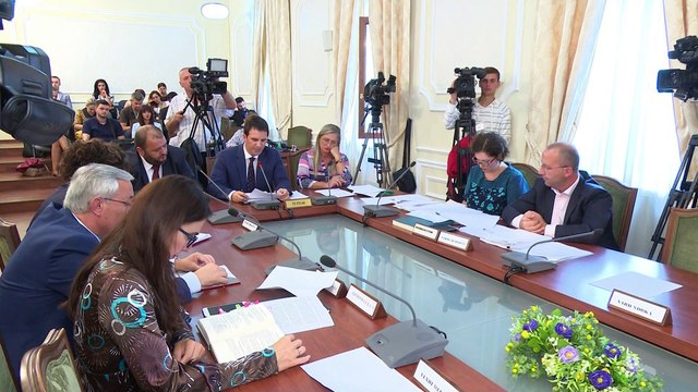 BANKAT I BEJNE THIRRJE DEPUTETEVE QE TE MIRATOJNE LIGJIN E FALIMENTIT QE TE ULEN KREDITE E KEQIJA LA