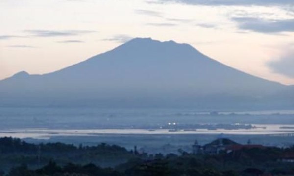 Aktivitas Vulkanik Gunung Agung Masih Tinggi