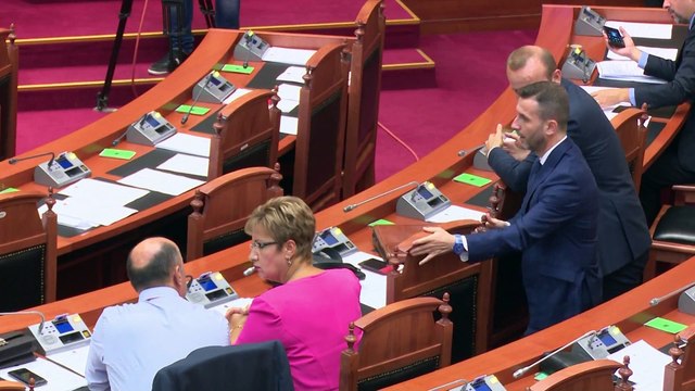 DEBAT PER MATURANTET NE KUVEND, RAMA GARANTON SE ASKUJT NUK DO I HIQET E DREJTA E STUDIMIT LAJM