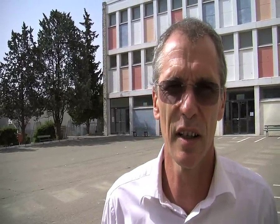 Le principal de Wallon et des élèves après le Brevet des collèges.