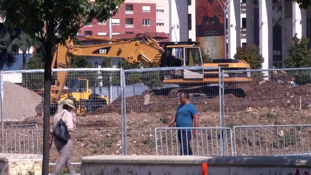 DEVIJOHET TRAFIKU NE QENDER TE TIRANE,SHKAK PUNIMET QE PO BEHEN NE SHESHIN “SKENDERBEJ” LAJM