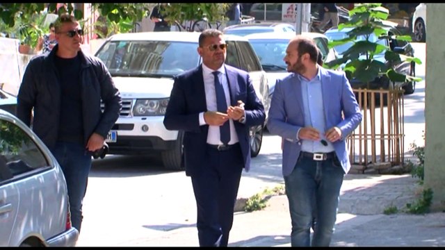 DEPUTETI TOM DOSHI I PRANISHEM NE GJYQIN E MARK FRROKUT, POR SEANCA SHTYHET ME 11 TETOR LAJM