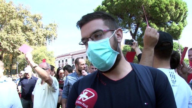 QYTETARET DHE AKTIVISTET PROTESTE NE BULEVARD KUNDER IMPORTIT TE MBETJEVE NE SHQIPERI LAJM
