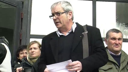 Une minute de silence sur le parvis de l'hôtel de Police d'Istres à la mi-journée