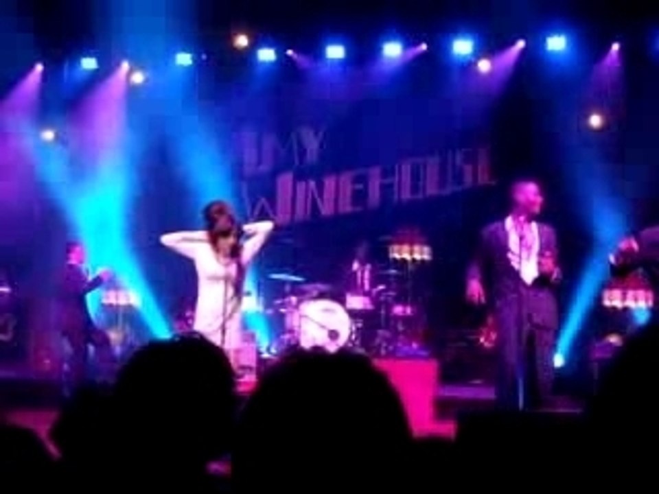 Amy Winehouse Takes Coke Out Of Hair And Snorts it on stage