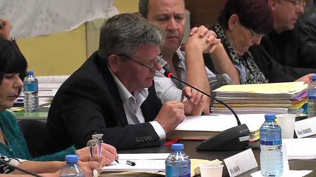 L'échange entre Philippe Maurizot et le maire René Raimondi hier soir.