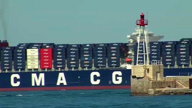 L'arrivée du plus grand porte conteneurs du monde dans le port de Marseille.
