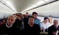 Uçakta yolculardan Ata’ya saygı duruşu