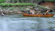 Deux chiens partent à la dérive sur un canoë... Mais regardez qui va leur venir en aide !