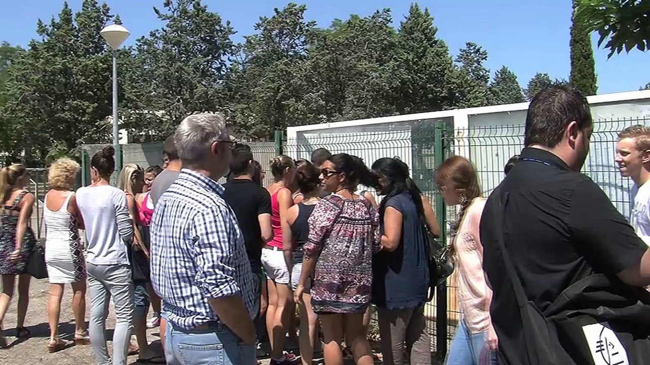 15H30 devant le panneau d'affichage du lycée Langevin de Martigues