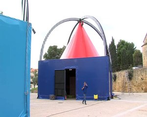Les cabanons imaginés par Daniel Buren et quelques répétitions avant les spectacles